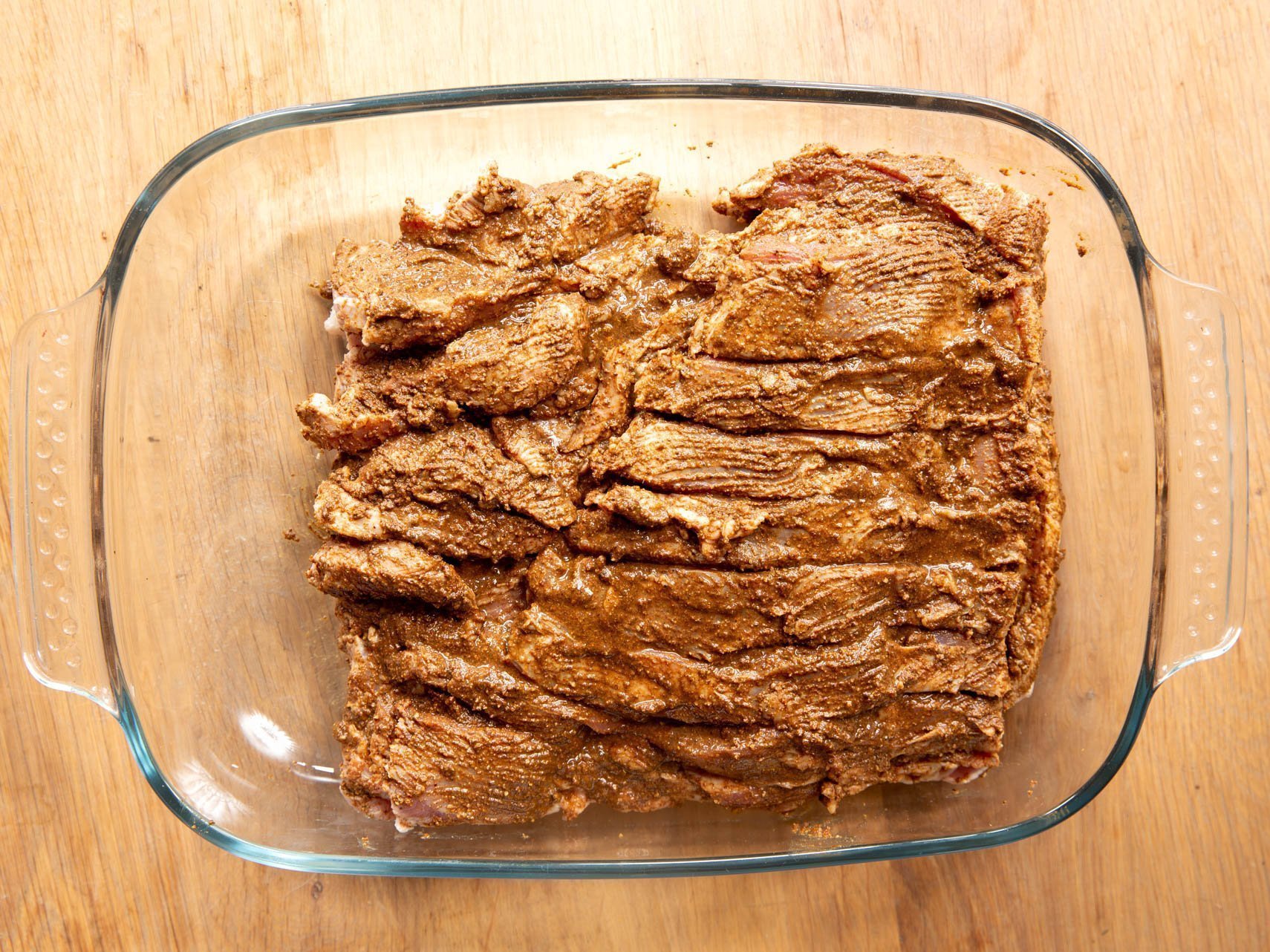 Buikspek ingesneden en gemarineerd