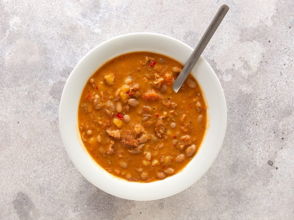 Pasulj met pinto bonen en gerookt varkensvlees