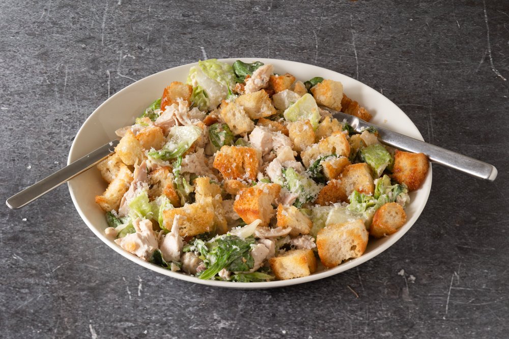 Caesar salade met kip en Parmezaanse kaas
