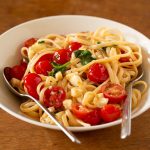 Pasta met tomaten en brie