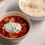 Varkensgoulash met kleurige paparika's