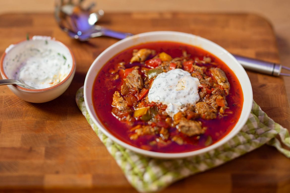 Varkensgoulash met kleurige paprika's