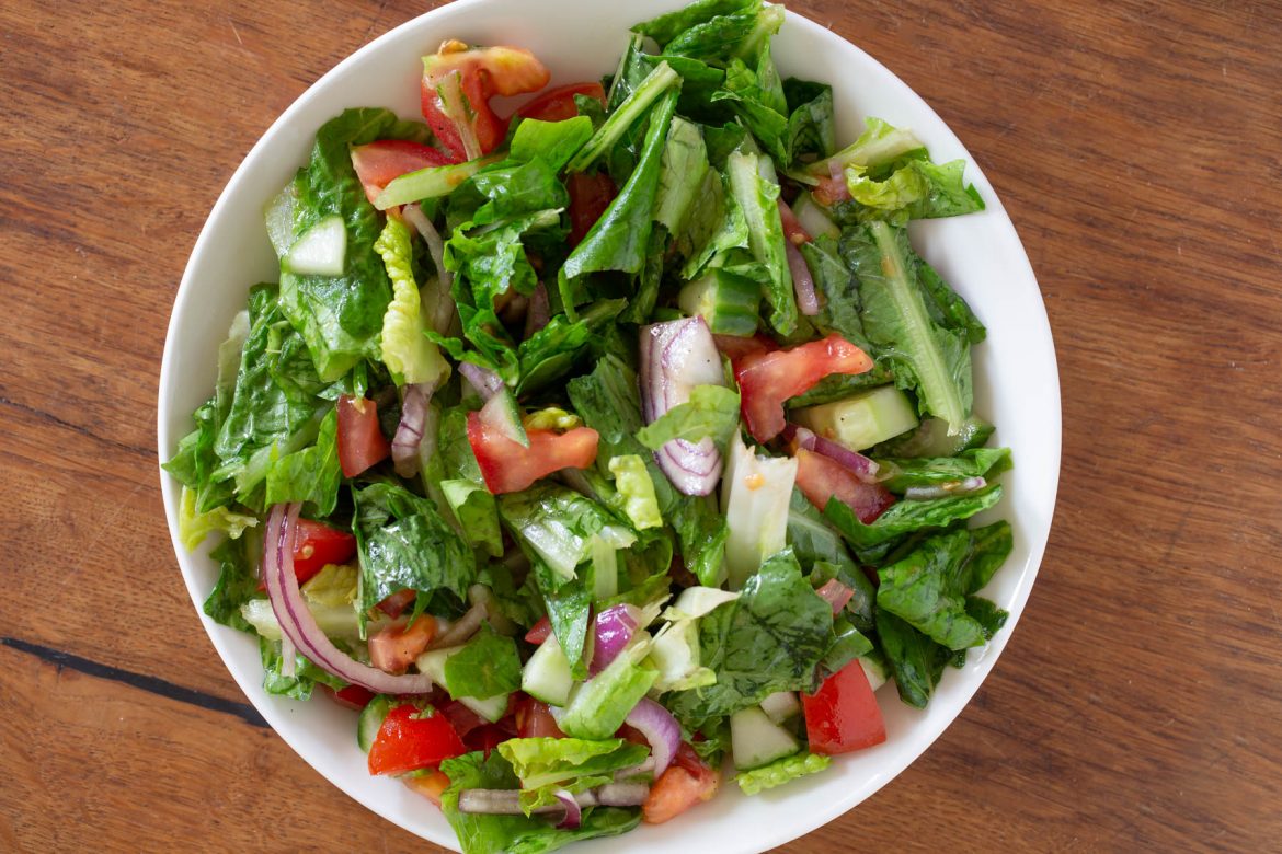 Salade van romaine sla, komkommer en tomaten