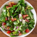 Salade van romaine sla, komkommer en tomaten