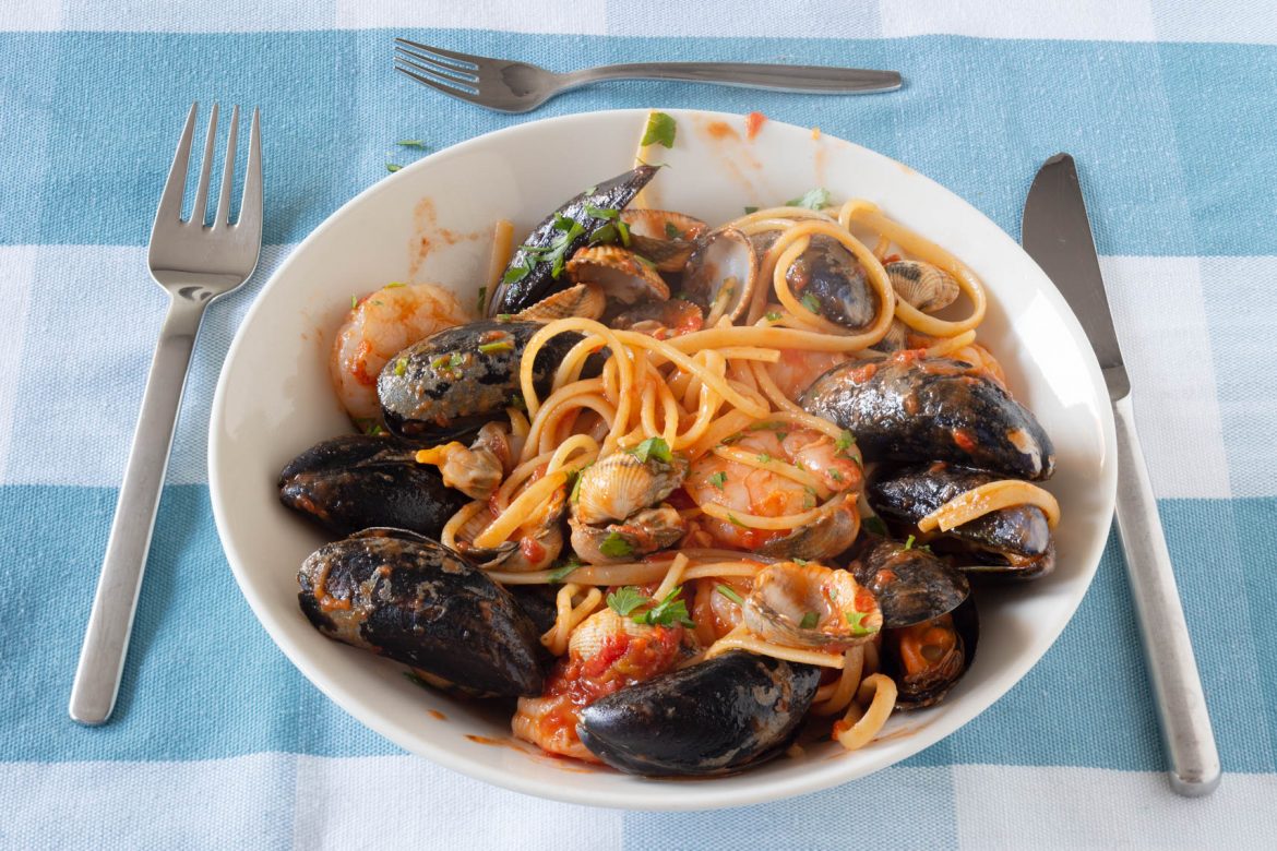 Spaghetti met zeevruchten en tomatensaus