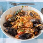 Spaghetti met zeevruchten en tomatensaus