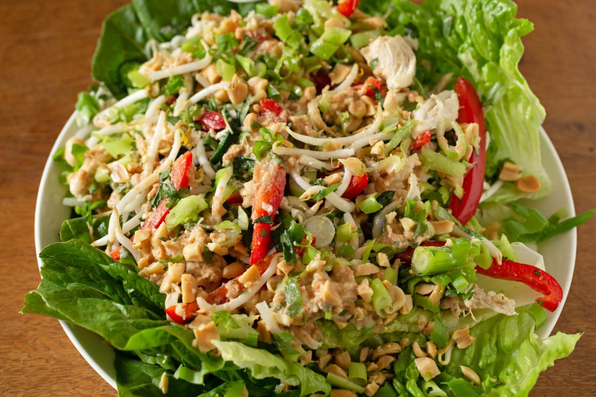 Maaltijdsalade met kip in Indonesische stijl