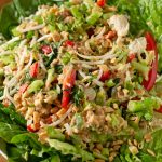 Maaltijdsalade met kip in Indonesische stijl