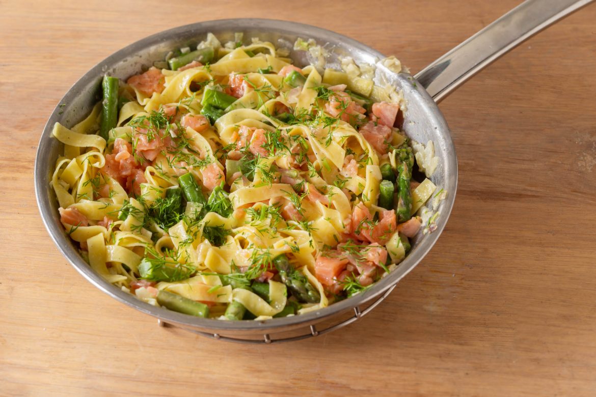Pasta met gerookte zalm en asperges