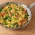 Pasta met gerookte zalm en asperges