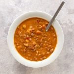 Pasulj met pinto bonen en gerookt varkensvlees