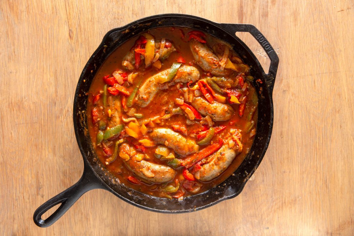 Italiaanse worstjes, paprika's en uien