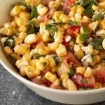 Zomerse mais salade met tomaten, feta en munt