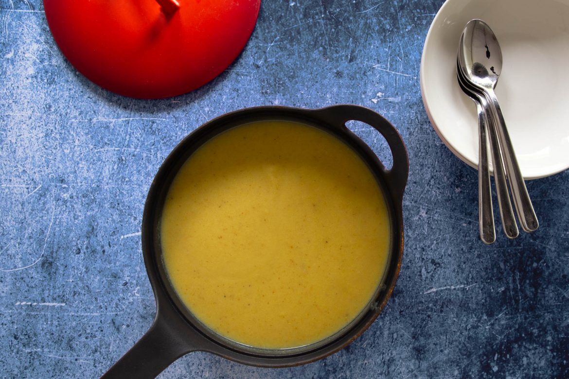 Bloemkoolsoep met curry in Indiase stijl