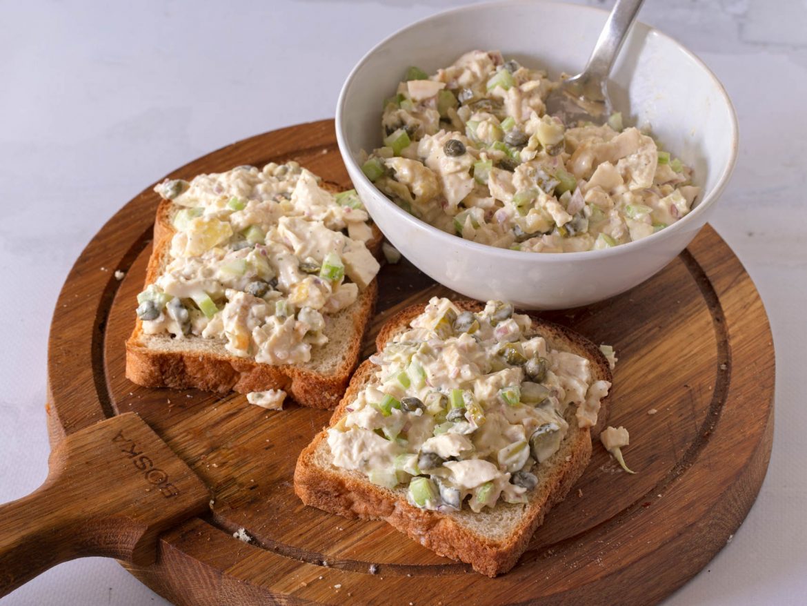 Kipsalade met augurken en kappertjes