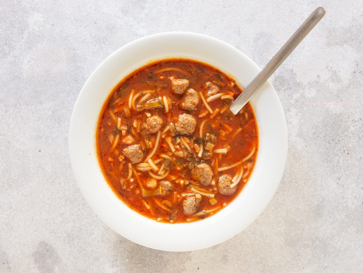 Tomaten-groentensoep met balletjes