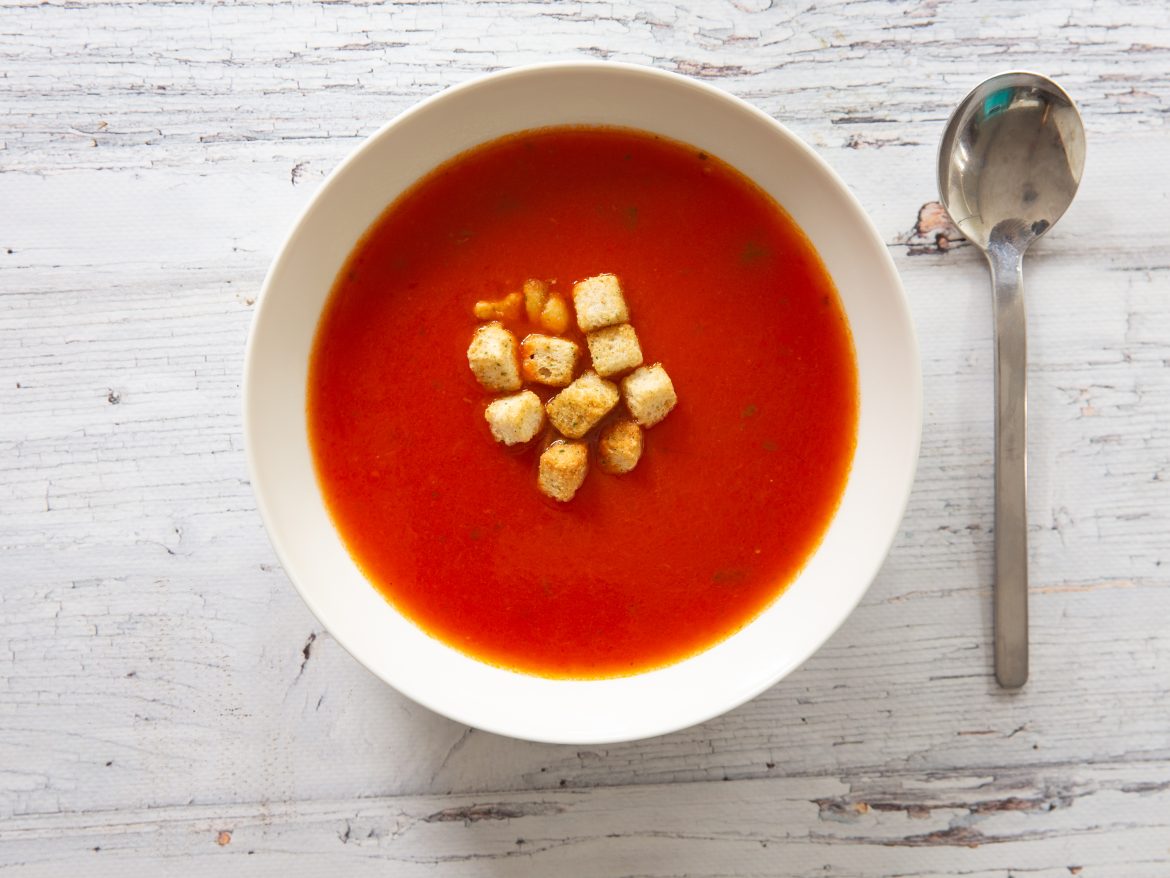 Pure tomatensoep van verse tomaten